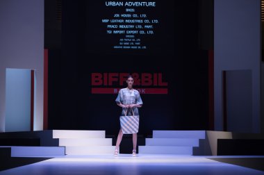 Model poz kentsel macera Show'da sahnede