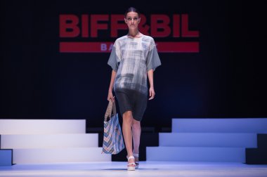 Modeli kentsel macera Show'da pist yürür