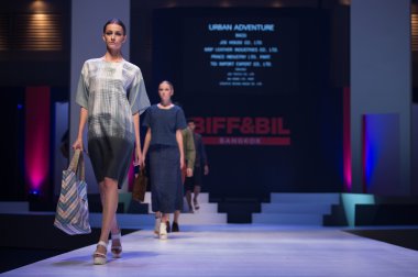 Modelleri kentsel macera Show'da pist yürür