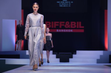 Hadi parti Show'da sahnede model poz