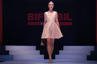 Hadi parti Haritayı pist model yürür