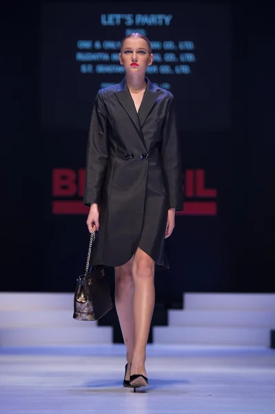 Hadi parti pist model yürür