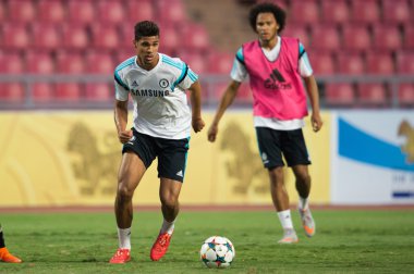 Ruben Loftus-Cheek (L) of Chelsea FC run