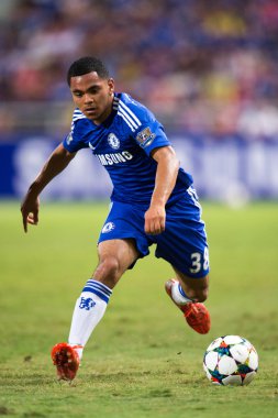 Jay Dasilva of Chelsea run with ball