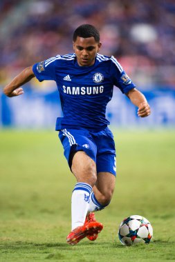 Jay Dasilva of Chelsea run with ball