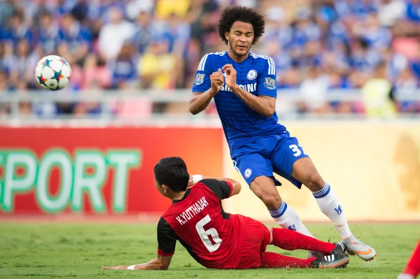 Isaiah Brown (blue) of Chelsea for the ball — 图库照片