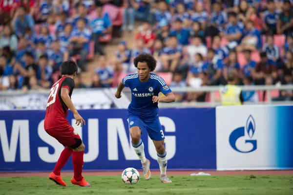 Isaiah Brown (blu) di Chelsea in azione — Foto Stock