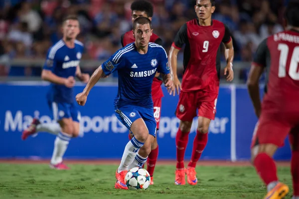 Eden Hazard (L) of Chelsea in action — 图库照片