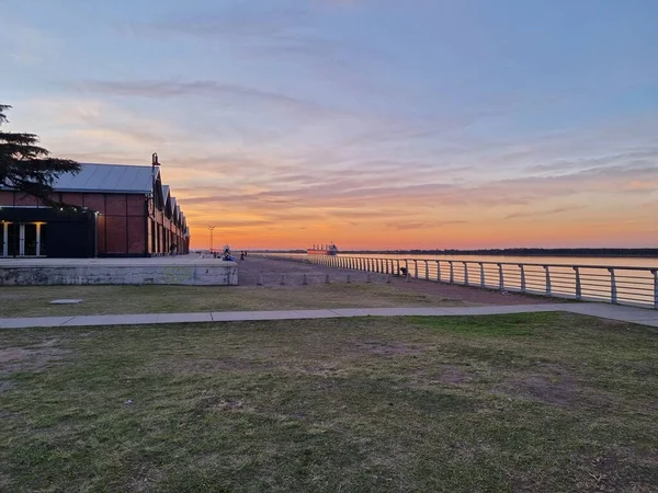 El Rio 'daki Atardecer. Nehirde gün batımı. 
