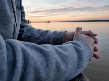 Manos en el atardecer. Gün batımında eller