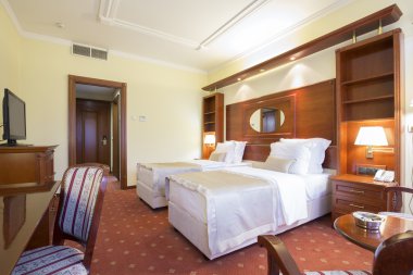 Zarif otel ikiz yatak odası