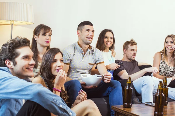 Grupa przyjaciół oglądania telewizji w domu — Zdjęcie stockowe