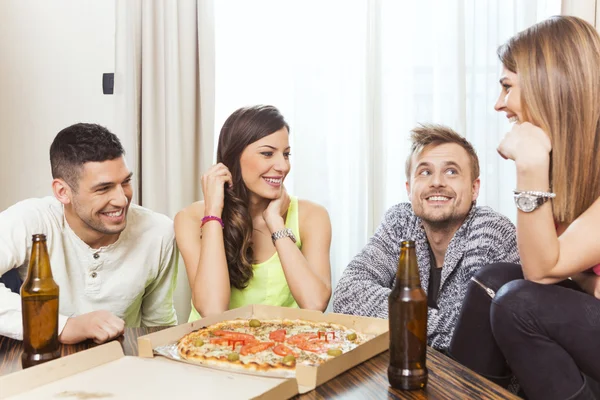 Groep van vriend met bier en pizza thuis — Stockfoto