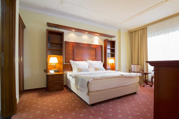 Elegant hotel slaapkamer interieur — Stockfoto