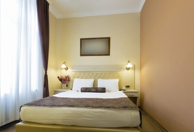 Bir otel odasının içinde.