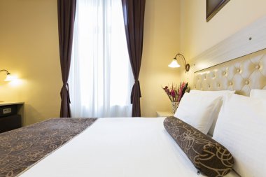 Bir otel odasının içinde.