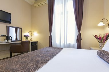 Bir otel dairesinin içinde.