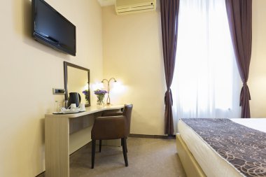 Bir otel dairesinin içinde.