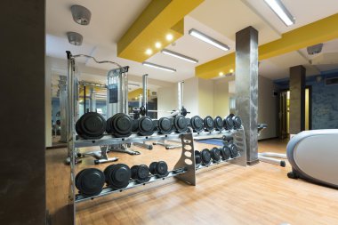 Otel jimnastik salonu içi ekipmanlarla dolu