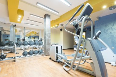 Otel jimnastik salonu içi ekipmanlarla dolu