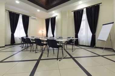 Bir konferans odasının içinde.