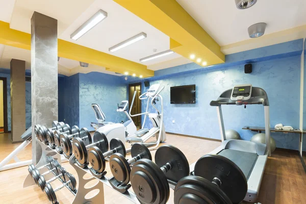 Hotellets gym interiör med utrustning — Stockfoto