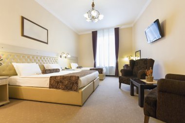 Bir otel dairesinin içinde.