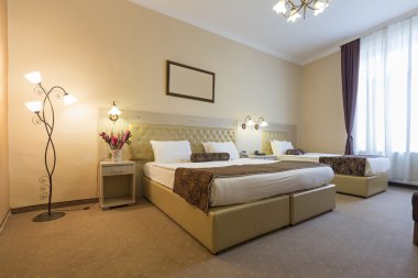 Bir otel odasının içinde.