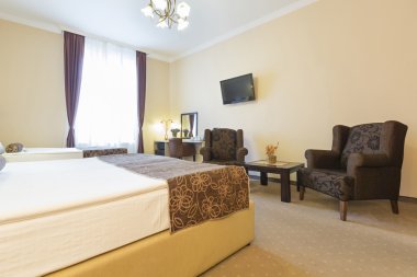 Bir otel dairesinin içinde.