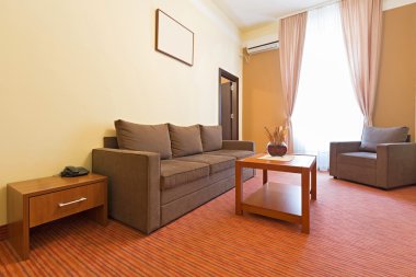 Bir otel dairesinin içinde.