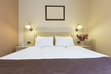 Bir otel odasının içinde.