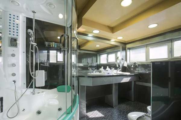 Interieur van een luxe badkamer — Stockfoto