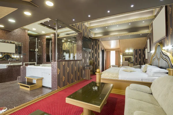 Interior de um quarto de hotel de luxo — Fotografia de Stock