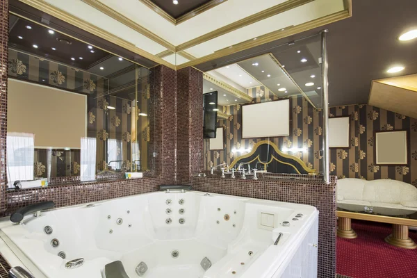 在一间豪华酒店套房的按摩浴缸 — 图库照片