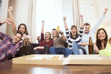 Tv maç izlerken ve tezahürat arkadaş grubu