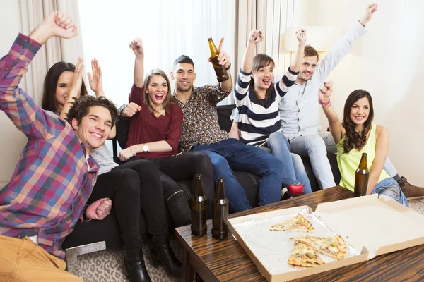 Groep vrienden kijken naar Tv-wedstrijd en juichen — Stockfoto