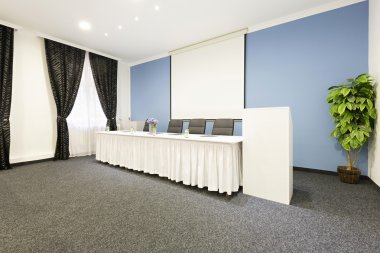 Bir konferans odasının içinde. 