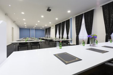 Modern bir konferans odasının içinde.