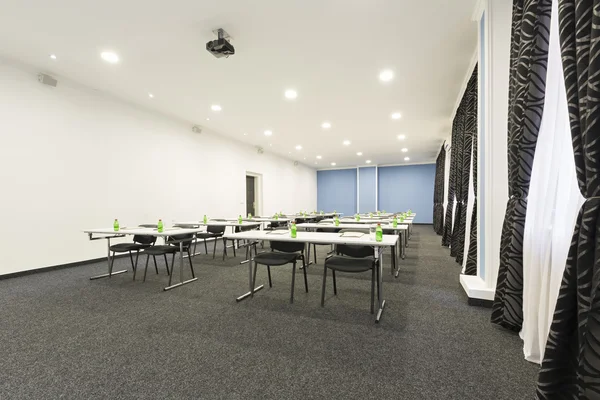 Interior de una moderna sala de conferencias — Foto de Stock