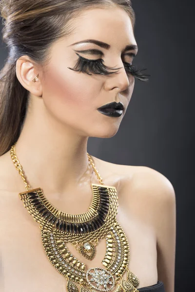 Portrait d'une femme avec maquillage de mode, et collier — Photo