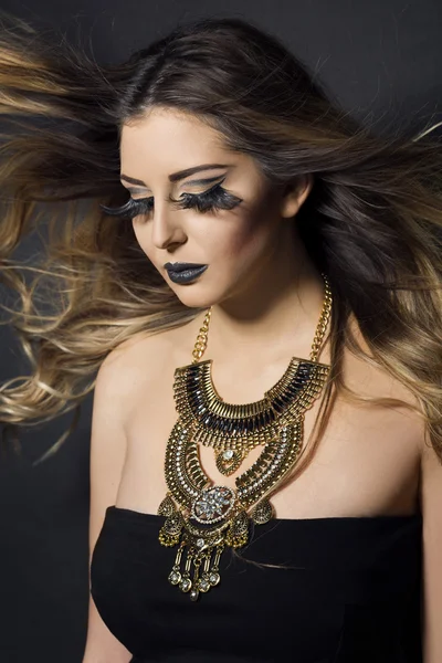 Portrait d'une femme avec maquillage de mode, et collier — Photo