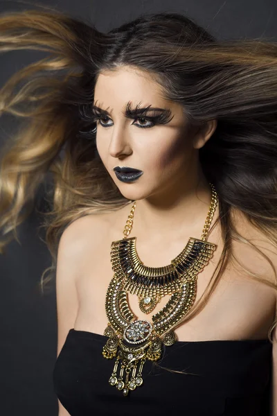 Портрет женщины с модным макияжем и ожерельем — стоковое фото