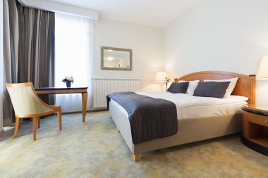 bir adet Çift Kişilik Yatak otel odasında iç