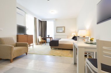 Bir otel dairesinin içinde.