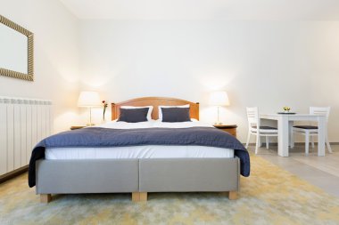 Sabah - güneş ışığı bir otel odasında iç