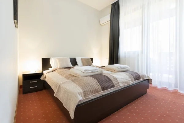 Interior of a double bed hotel room — Stock Photo, Image