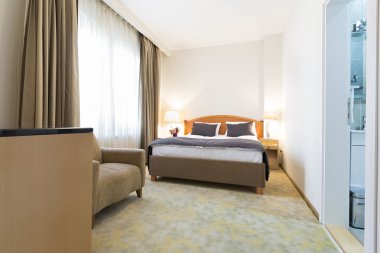 bir adet Çift Kişilik Yatak otel odasında iç 