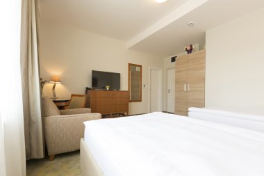 Bir otel dairesinin içinde.