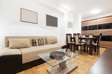 Oturma odasının içinde.