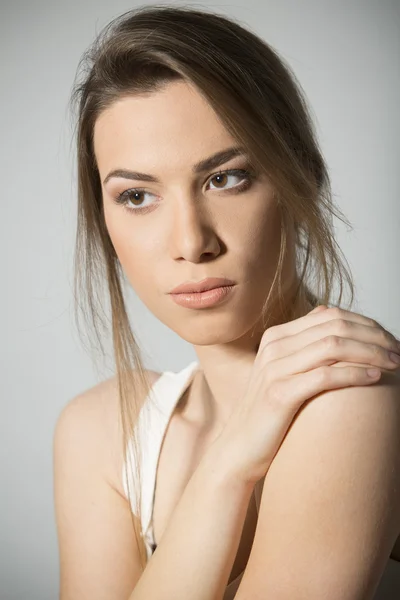 Retrato de uma jovem mulher em preto e branco — Fotografia de Stock